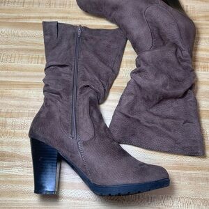 ❤White Mountain Samuelle faux suede heeled boots